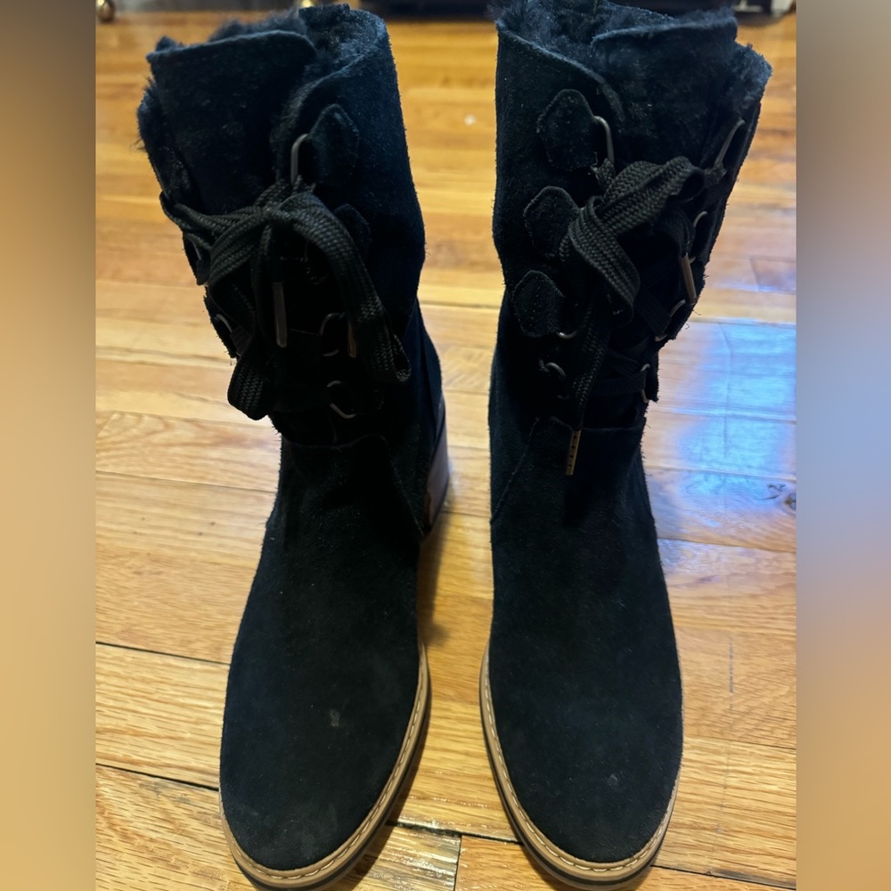 Weatherproof fur lined Timberlands